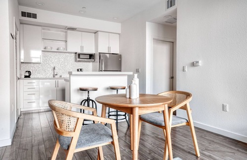 Southwest Berkeley Apartamento | Sunlit Berkeley 1BR w/ Gym, Roof & W/D, nr Amtrak, by Blueground