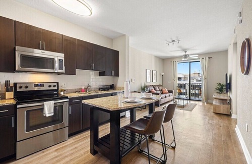 Tampa Apartamento | ☀️Sunlit Escape☀️Westshore + Piscina de agua salada climatizada + King