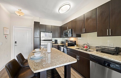 Tampa Apartamento | ☀️Sunlit Escape☀️Westshore + Piscina de agua salada climatizada + King