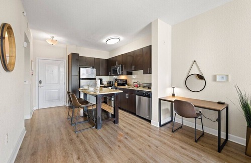 Tampa Apartamento | ☀️Sunlit Escape☀️Westshore + Piscina de agua salada climatizada + King