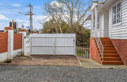 Greenlane - Ellerslie Casa | Sunlit Glow Home with Parking and Air-con