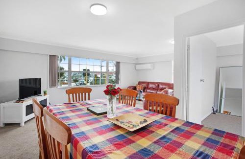 Greenlane - Ellerslie Casa | Sunlit Glow Home with Parking and Air-con