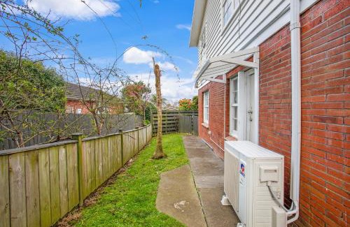 Greenlane - Ellerslie Casa | Sunlit Glow Home with Parking and Air-con