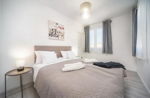 Corvin negyed Apartamento | Sunlit Heaven 2-BDR Apartments