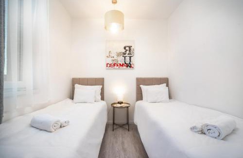 Corvin negyed Apartamento | Sunlit Heaven 2-BDR Apartments