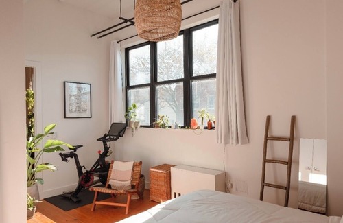 Williamsburg Apartamento | Sunlit Loft Oasis in Old Factory + Sauna & Peloton