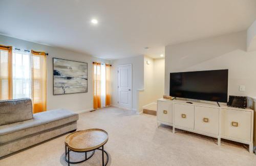 Milford Casa | Sunlit Milford Townhome Less Than 2 Mi to Riverwalk!