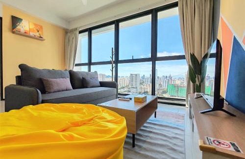George Town Apartamento | Sunlit Minimalist Suite, 7 Pax at Urban Suites Georgetown by SuperStay