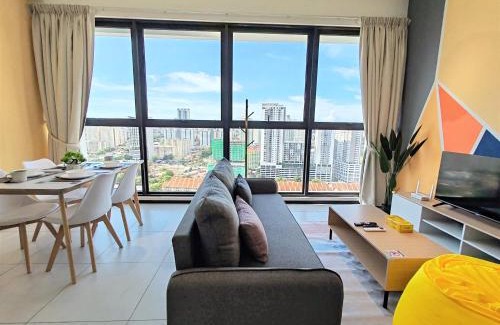 George Town Apartamento | Sunlit Minimalist Suite, 7 Pax at Urban Suites Georgetown by SuperStay