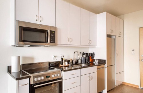 Fifth Ward Apartamento | Sunlit Modern Apartment with Balcony
