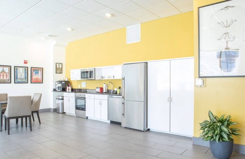 Fifth Ward Apartamento | Sunlit Modern Apartment with Balcony