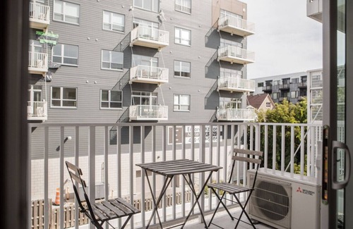 Fifth Ward Apartamento | Sunlit Modern Apartment with Balcony