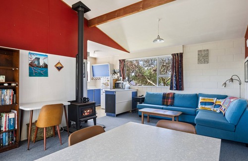 Te Horo Beach Casa | Sunlit Retreat - Te Horo Beach Holiday Home