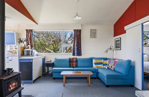 Te Horo Beach Casa | Sunlit Retreat - Te Horo Beach Holiday Home