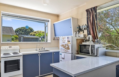 Te Horo Beach Casa | Sunlit Retreat - Te Horo Beach Holiday Home