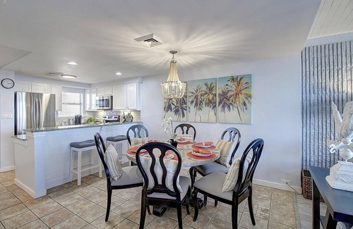 Port Aransas Condominio | Sunlit Seas, Poolside Breeze | Beach Boardwalk | MP305