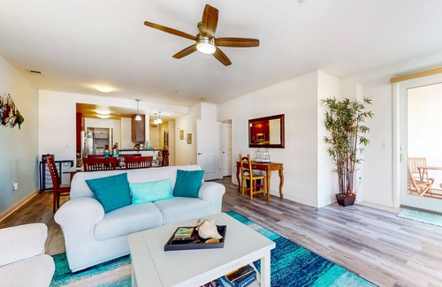 Sandbridge Condominio | Sunlit single-level condo with pool, washer/dryer, central AC, & balcony