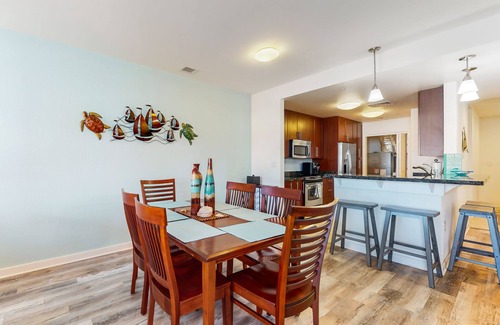 Sandbridge Condominio | Sunlit single-level condo with pool, washer/dryer, central AC, & balcony