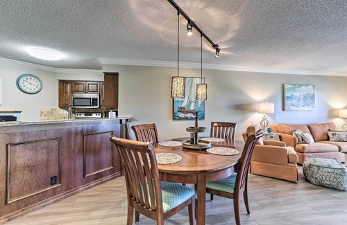 Isla del Sol Condominio | Sunlit St Petersburg Condo w/ Community Pool