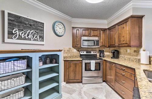 Isla del Sol Condominio | Sunlit St Petersburg Condo w/ Community Pool
