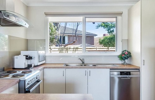 Glen Waverley Casa | Sunlit Suburbia A Breezy Abode in Glen Waverley
