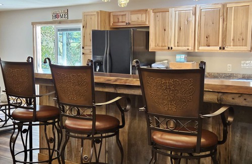 Rural Retreat Cabina | Sunni's Country Hideaway: Short Term Rental. Pet Friendly.