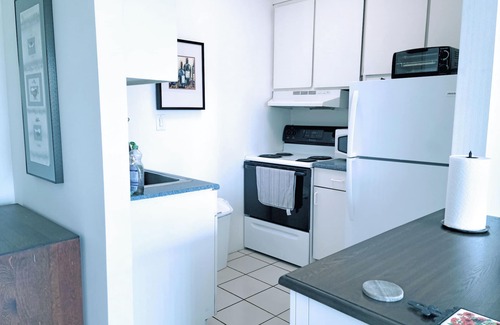 Queens Apartamento | Sunny 1-bedroom apartment in Bayside, close to restaurants, shops, and train.
