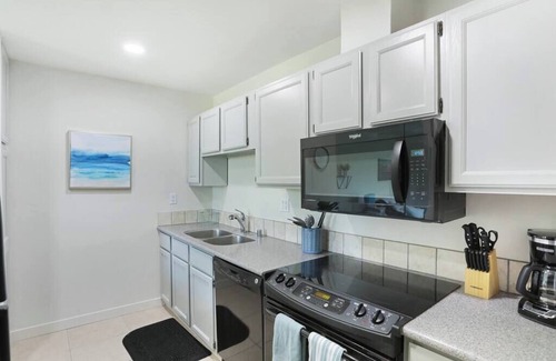 Point Loma Heights Condominio | Sunny 1 BR | W/D | Pool | Resort Amenities