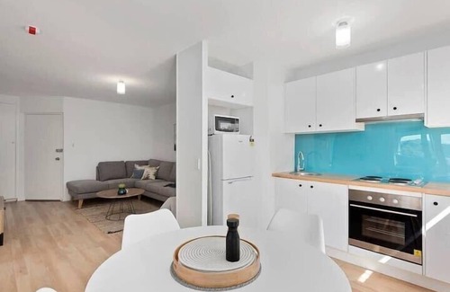 Sandy Bay Apartamento | Sunny 2-Bed Apartment in Sandy Bay, Near Casino.