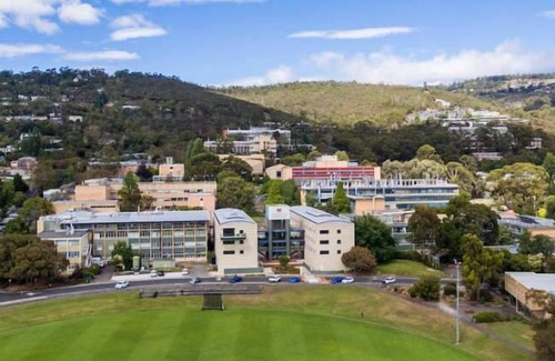 Sandy Bay Apartamento | Sunny 2-Bed Apartment in Sandy Bay, Near Casino.