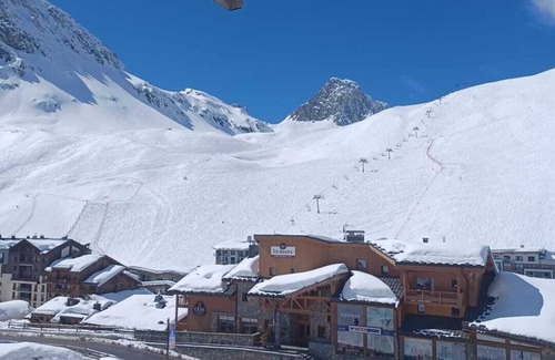 Val Claret Apartamento | Sunny 25 m2 holiday apartment suitable for 4 people. Ski-in ski-out.