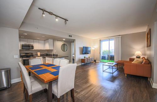 Pico Apartamento | Sunny 2BDR in SM Pool & Gym - 5 min to the beach!