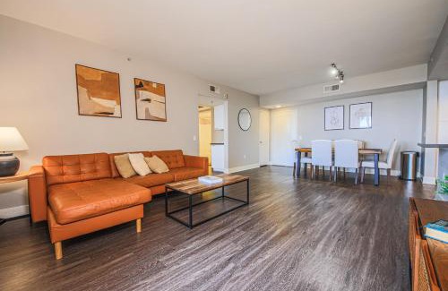 Pico Apartamento | Sunny 2BDR in SM Pool & Gym - 5 min to the beach!