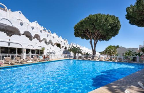 Urbanizacion Hacienda las Chapas Apartamento | Sunny 2BR in resort with 3 pools, restaurant, gym and playground