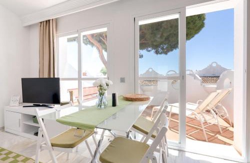 Urbanizacion Hacienda las Chapas Apartamento | Sunny 2BR in resort with 3 pools, restaurant, gym and playground