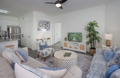 Goose Creek Apartamento | Sunny 2BR Resort Apt Over Pool 20 min to Downtown