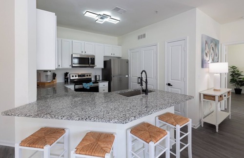 Goose Creek Apartamento | Sunny 2BR Resort Apt Over Pool 20 min to Downtown