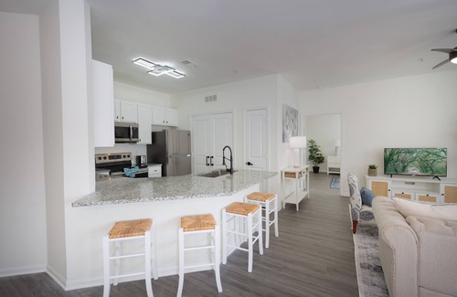 Goose Creek Apartamento | Sunny 2BR Resort Apt Over Pool 20 min to Downtown