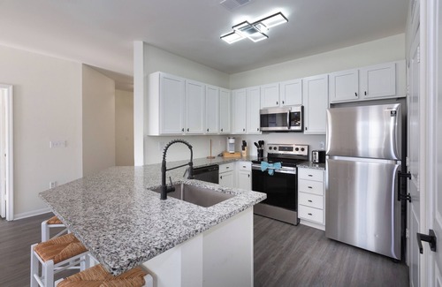 Goose Creek Apartamento | Sunny 2BR Resort Apt Over Pool 20 min to Downtown