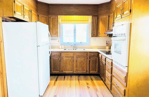 Barnstable Cabaña | Sunny 3-bedroom cottage with WiFi and AC-Steps to beach and walkable to town!