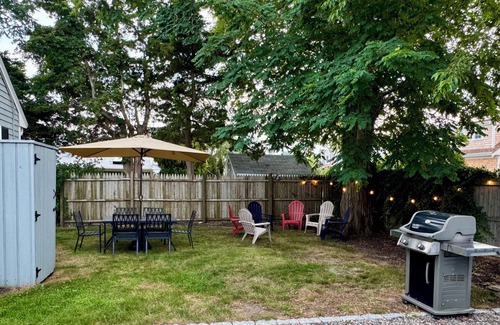 Barnstable Cabaña | Sunny 3-bedroom cottage with WiFi and AC-Steps to beach and walkable to town!