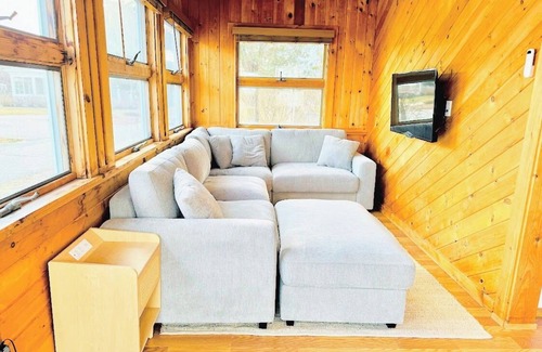 Barnstable Cabaña | Sunny 3-bedroom cottage with WiFi and AC-Steps to beach and walkable to town!