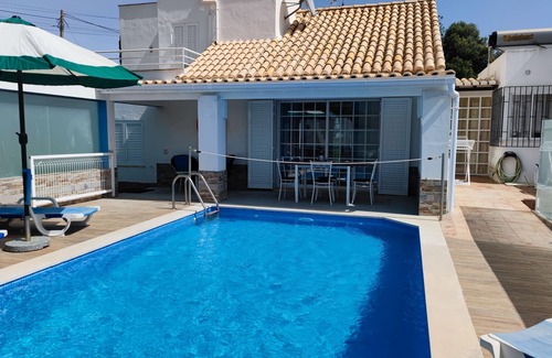 Guia Villa | Soleada villa de 3 dormitorios con piscina, gran jardín cerrado, barbacoa