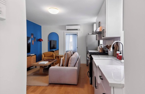 Williamsburg Apartamento | Sunny 3-BR w/AC near Newtown Creek Nature Walk — East Williamsburg Gem