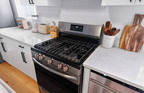 Williamsburg Apartamento | Sunny 3-BR w/AC near Newtown Creek Nature Walk — East Williamsburg Gem