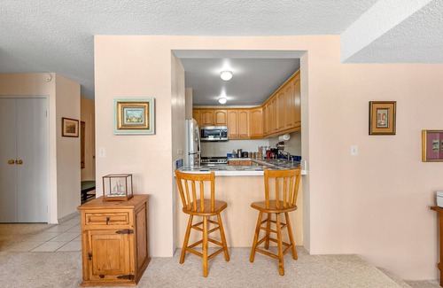 Hawaii Kai Condominio | Sunny, 9th-floor condo with 3 pools, water slide, hot tub, putting green, saunas