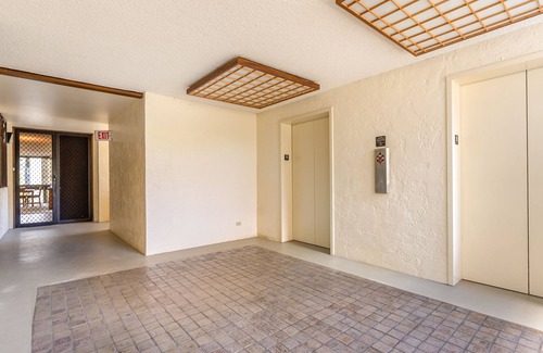 Hawaii Kai Condominio | Sunny, 9th-floor condo with 3 pools, water slide, hot tub, putting green, saunas