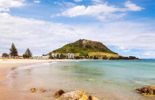 Mount Maunganui Apartamento | Sunny and Spacious - moments from the Beach and Downtown