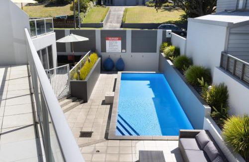 Mount Maunganui Apartamento | Sunny and Spacious - moments from the Beach and Downtown