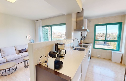 Torre del Mar Apartamento | Lujoso apartamento soleado cerca del mar con terraza privada de 80m2, Netflix, Wifi